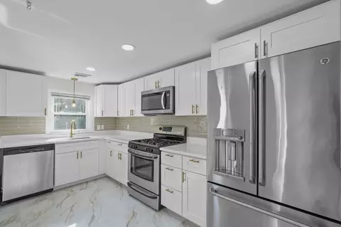 43 Gibbs St, Somerset, MA 02726