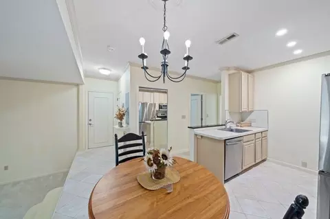 204 Tall Oaks Dr #I, Weymouth, MA 02190