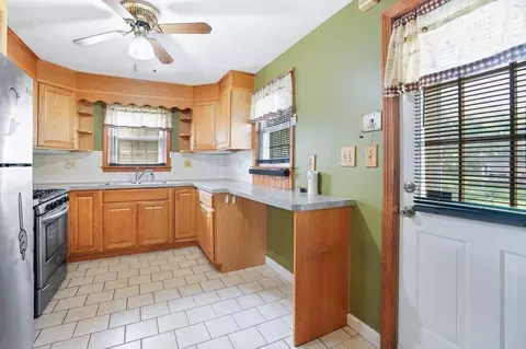 37 Stanhope Rd, Springfield, MA 01109 photo 12