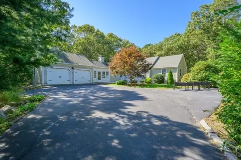 109 Palomino Dr, Barnstable, MA 02630