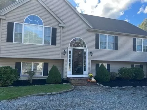 15 Crossover Ln, Taunton, MA 02780