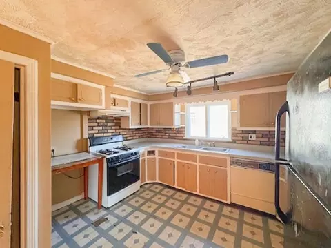 541 Tecumseh St, Fall River, MA 02721 photo 6