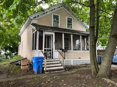 14 Russell St # r, Waltham, MA 02453