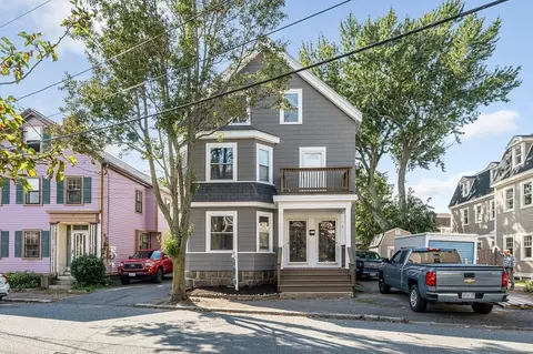 12 Pleasant St, Salem, MA 01970