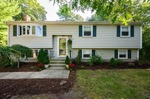 9 Suffolk St, Pembroke, MA 02359