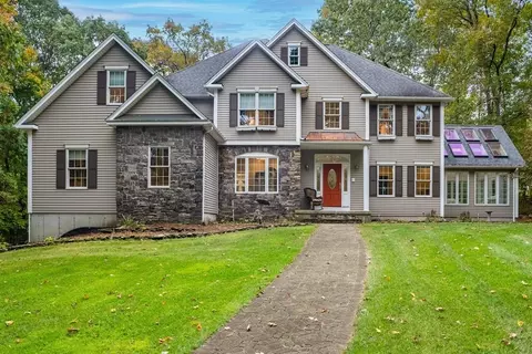 4 Iroquois Ln, Wilbraham, MA 01095