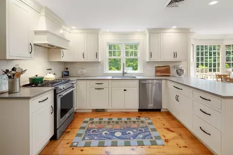 11 S Pleasant St, Hingham, MA 02043 photo 2