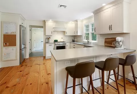 11 S Pleasant St, Hingham, MA 02043 photo 3