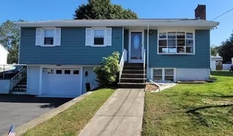 9 Oakland St, Peabody, MA 01960