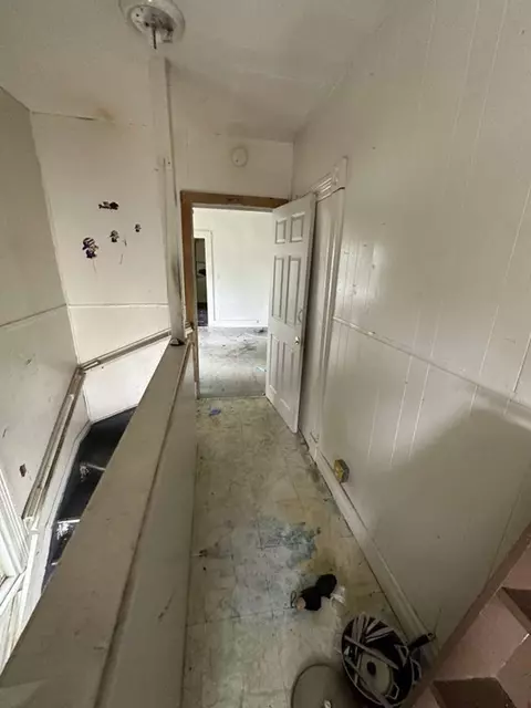 26 Calhoun St, Springfield, MA 01107 photo 4