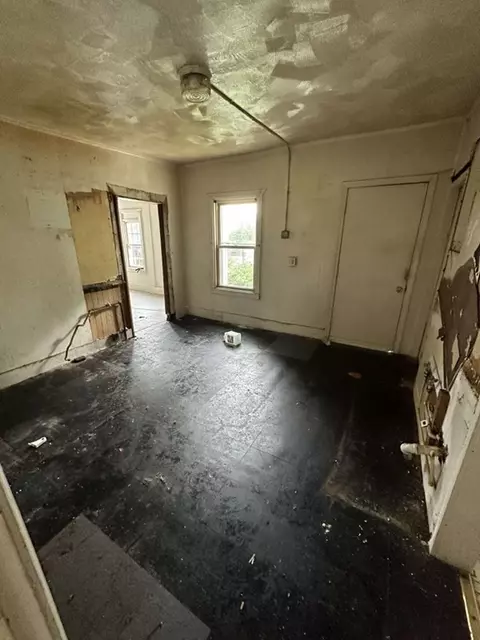 26 Calhoun St, Springfield, MA 01107 photo 5