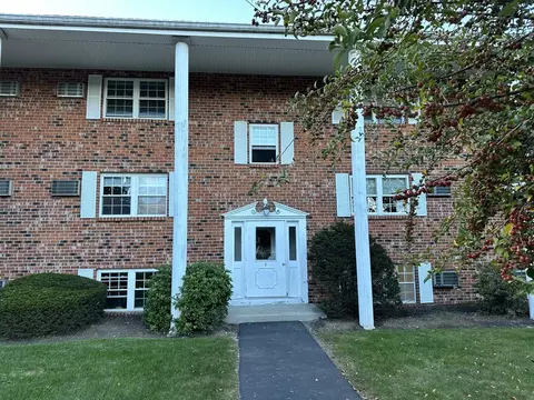 89 Pleasant St #4C, Medfield, MA 02052
