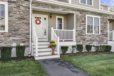 76 Essex #17, Raynham, MA 02767