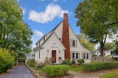 9 Hunt St, Reading, MA 01867