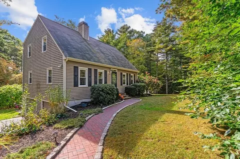 51 Point Of Pines Rd, Freetown, MA 02717