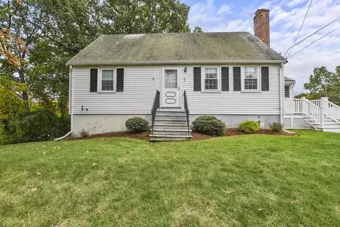 17 Floyd St, Woburn, MA 01801