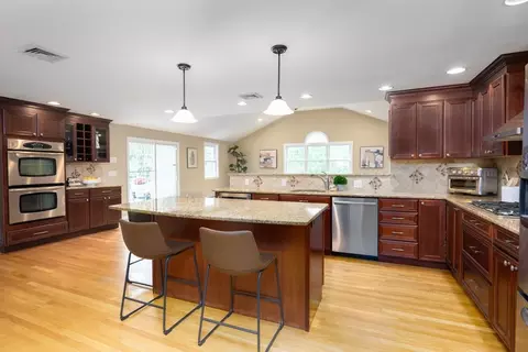 6 Old Meadow Ln, Canton, MA 02021 photo 2