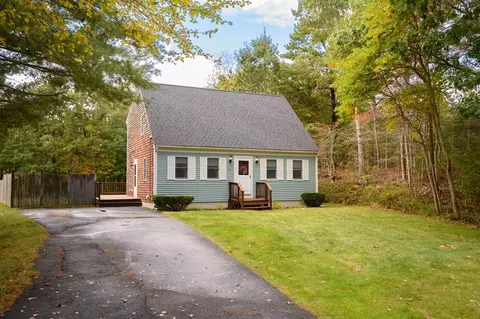 45 Old School House Rd, Plymouth, MA 02360