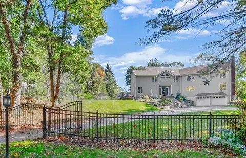 42 Centre St, Dover, MA 02030