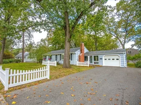 220 Wolf Swamp Rd, Longmeadow, MA 01106
