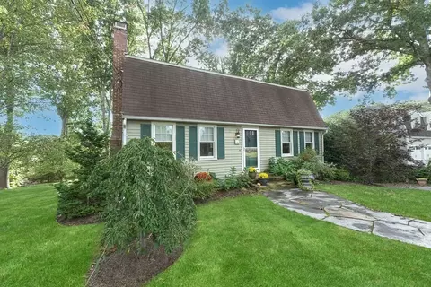 88 Bridge St, Medfield, MA 02052