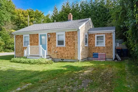 37 Brandt Beach Ave, Mattapoisett, MA 02739