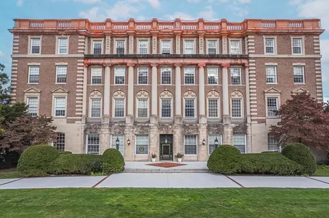 16 Balmoral St #403, Andover, MA 01810