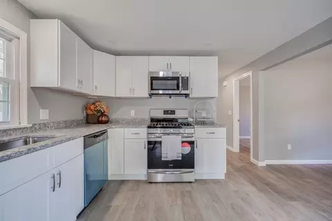 858 Bradley Rd, Springfield, MA 01109 photo 9