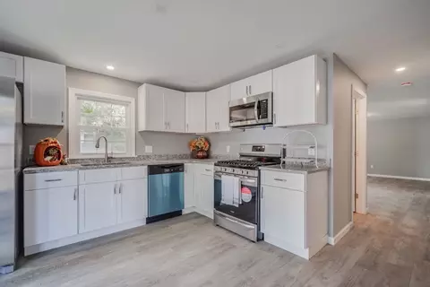 858 Bradley Rd, Springfield, MA 01109 photo 8
