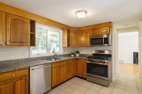 90 Hartwick St, Springfield, MA 01108 photo 8