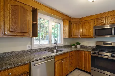 90 Hartwick St, Springfield, MA 01108 photo 9