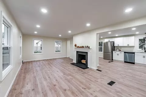 184 Abbott St, Springfield, MA 01118 photo 8