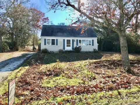 7 Hemlock Dr, Mashpee, MA 02649 photo 2