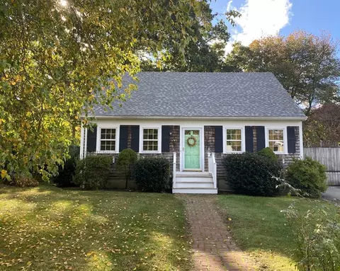26 Nimitz St, Dartmouth, MA 02747