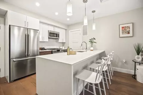 425 Lagrange St #214, Boston, MA 02132
