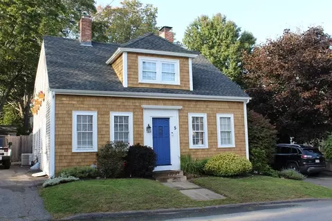 5 Pleasant St, Amesbury, MA 01913