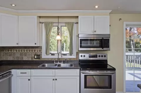 183 Peekskill Ave, Springfield, MA 01118 photo 4