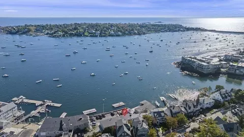 24 Lee St #B6, Marblehead, MA 01945