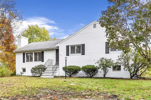 141 Hawthorne Ln, Concord, MA 01742