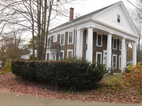31 West St, Petersham, MA 01366