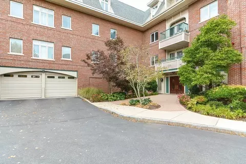 630 Hammond St #205, Brookline, MA 02467