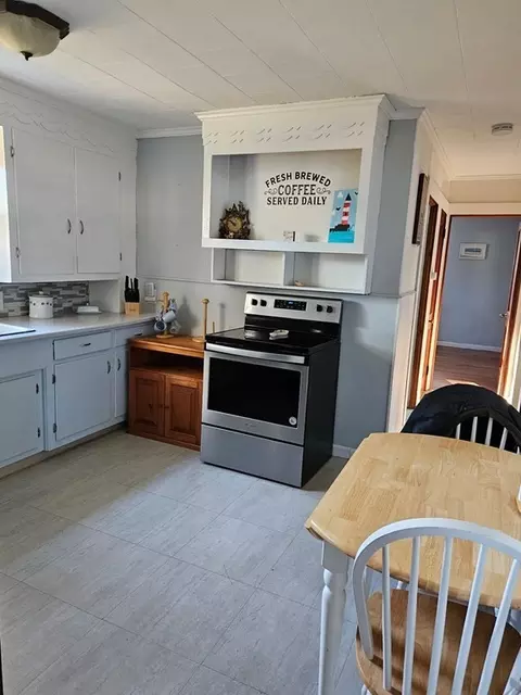27 Stocker St, Springfield, MA 01129 photo 8