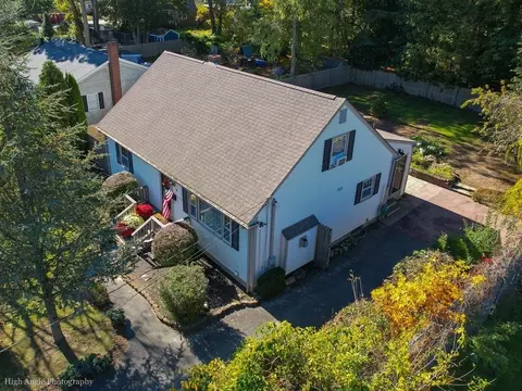 3 Frank St, Acushnet, MA 02743