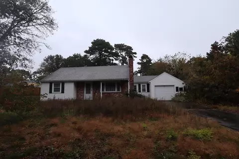 8 Hamblin Hill Rd, Yarmouth, MA 02675