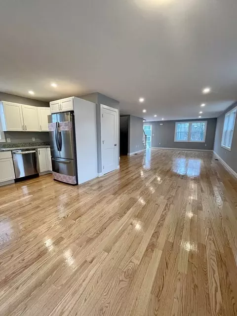 26 Pine Hill St, Lowell, MA 01852