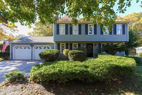 2 Gaskill Cir, Hopedale, MA 01747