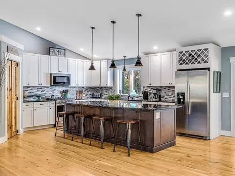 61 Lancaster Rd, Berlin, MA 01503 photo 2