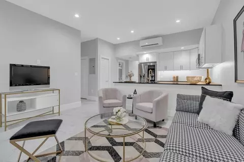 290 Beacon St #1, Boston, MA 02116