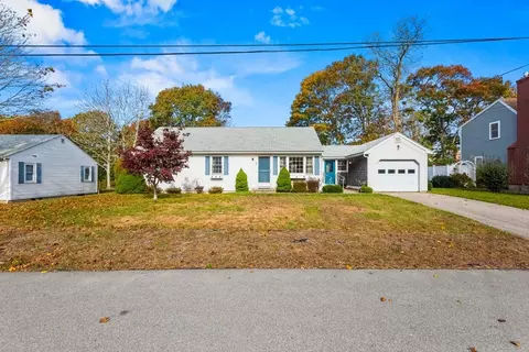 24 Chestnut St, Falmouth, MA 02536