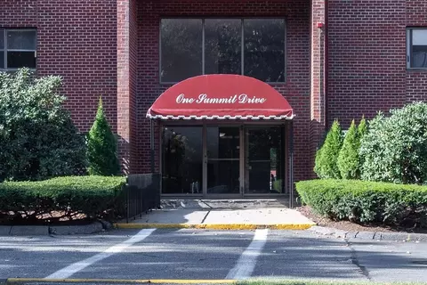 1 Summit Dr #46, Reading, MA 01867